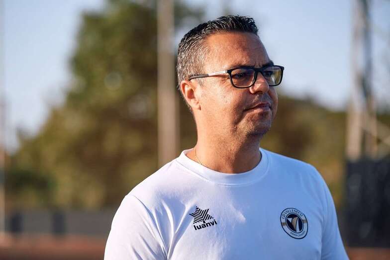 Tino Déniz, dirigiendo un entrenamiento del CD Valleseco/TA.