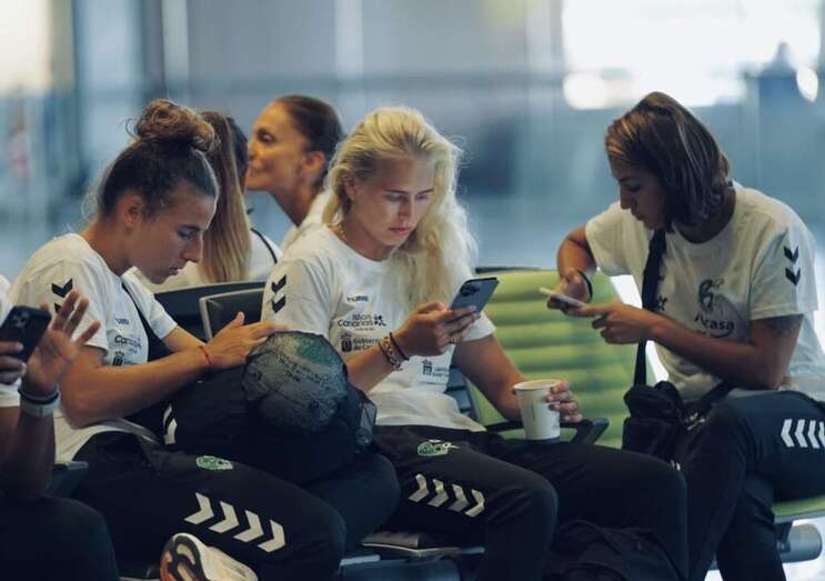 Jugadoras del Rocasa en el Aeropuerto/TA.