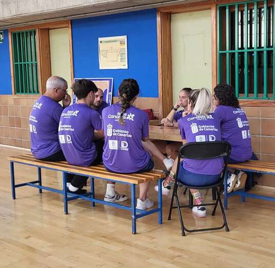 El equipo teldense preparando el partido/TA.