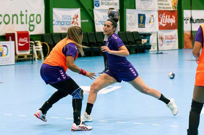 Entrenamiento del equipo con la incorporación de la nueva jugadora carioca/TA.