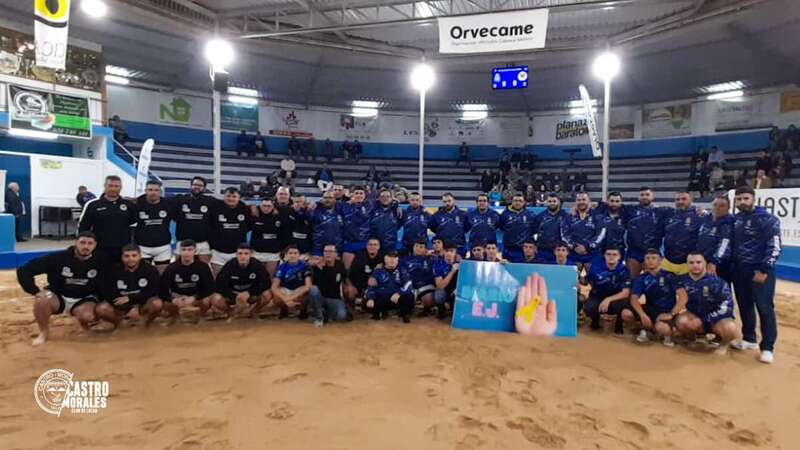 Los dos equipos en el terrero de Las Crucitas/Castro Morales.