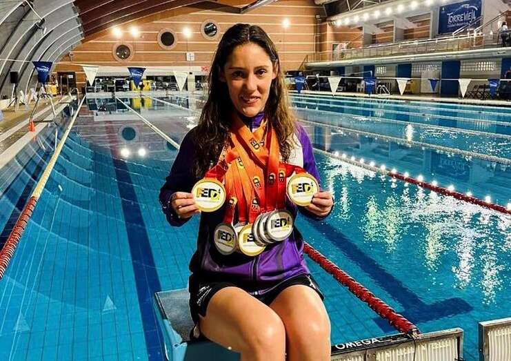 Laura Pérez con las diez medallas/TA.