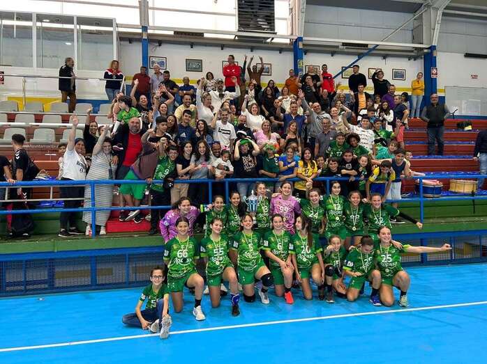 El equipo celebra con la afición el nuevo título/TA.