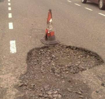 Socavón en una de las calles del polígono industrial (Foto TA)