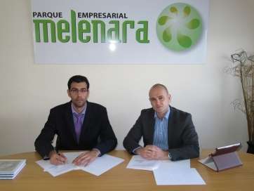 Imagen de archivo de Javier Sampedro (d) durante la firma de un convenio (Foto TA)