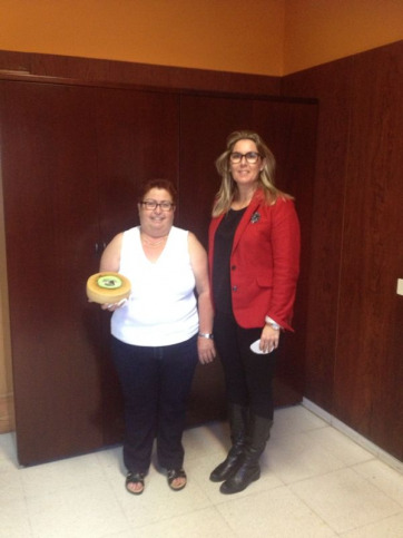 María González Calderín con una de las queseras teldenses (TA)