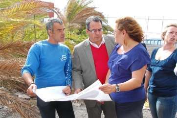 Imagen de archivo de Juan Domínguez con autoridades municipales durante la visita a la parcela de Salinetas (TA)