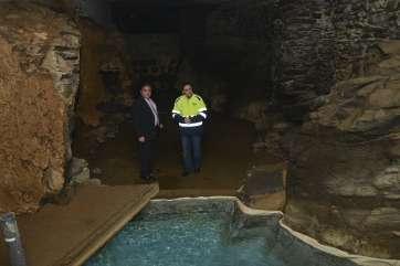 El consejero de Aguas del Cabildo, el teldense Francisco Santana, visitó la galería (Foto Acfi Press)