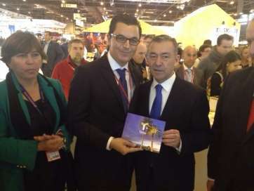 El concejal Pablo Rodríguez junto al presidente del Gobierno canario, Paulino Rivero, con el logo de la ciudad (TA)