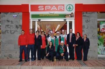 Los profesionales que atenderán el nuevo supermercado de Spar en Salinetas (Foto TA)