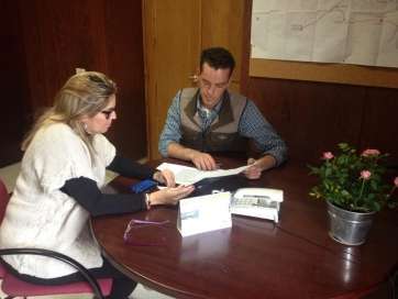 Reunión celebrada esta mañana por la concejala con el presidente de Jóvenes Agricultores del Valle de los Nueve (Foto TA)