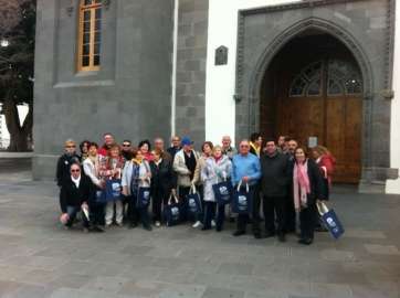 Foto de familia de los visitantes y los guías, a las puertas de la Basílica de San Juan (Foto TA)