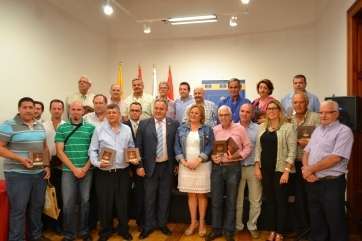 Los premiados en la VIII Cata Oficial de Mieles de Gran Canaria con las autoridades (Foto Daniel Ojeda)