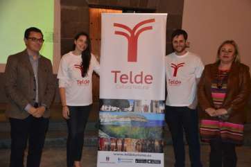 Pablo Rodríguez (i) y MÂª Carmen Castellano (d) durante la presentación del nuevo logo turístico de Telde (Foto Antonio Alí)