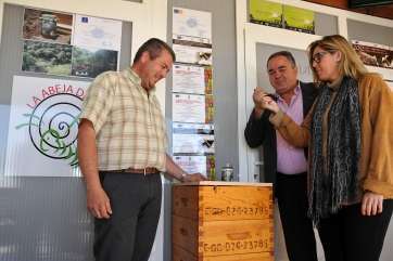 El apicultor con el consejero y la concejala teldense (Foto Acfi Press)