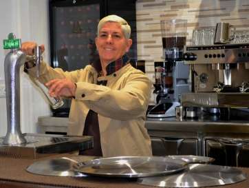 Carmen Santana,  propietaria del local, en el interior del nuevo establecimiento (Foto TA)