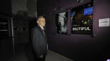 Francisco Melo delante de las carteleras del cine, cerrado desde 2011 (Foto Gerardo Montesdeoca/C7)