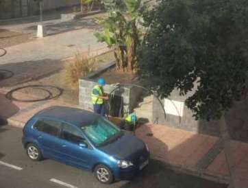 Trabajos de instalación del cable de fibra óptica en una urbanización residencial de Telde (Foto TA)