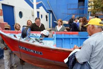 Cargos del PP observan los trabajos de reparación de una embarcación en el muelle de Taliarte (Foto Daniel Ojeda)