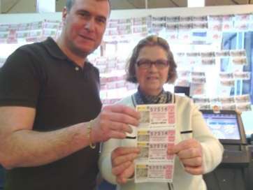 José Santana y Carmelina González, empleados de la Administración, muestran los boletos ganadores (Foto TA)