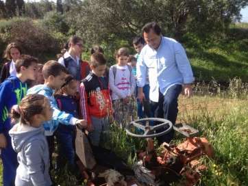 Los alumnos reciben explicaciones del dueño de la explotación agrícola de Telde (Foto TA)
