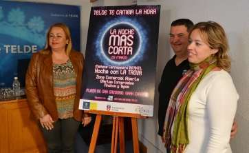 Mari Carmen Castellano y Sonsoles Martín, junto al representante de La Trova, este viernes (Foto TA)