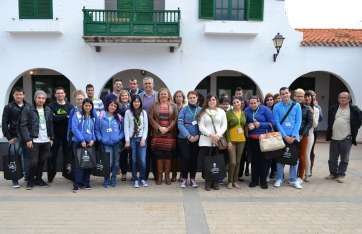Foto de familia con los participantes del proyecto y las autoridades locales e insulares (Foto TA)
