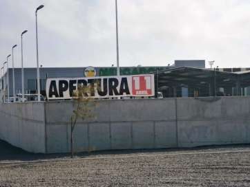 Cartel en los muros del nuevo supermercado anunciando la fecha de apertura (Foto TA)
