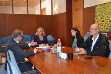 Representantes del Grupo Newrest, con la alcaldesa, este jueves (Foto TA)