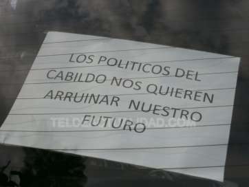 Proclama en un taxi de Telde en contra de la política del Cabildo (Foto TA)