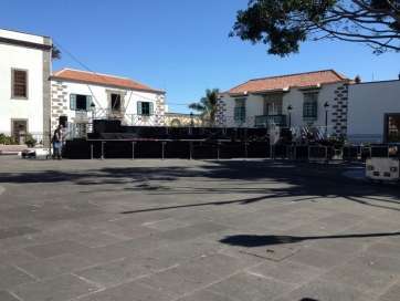 Montaje del escenario en la plaza de San Juan (Foto TA)