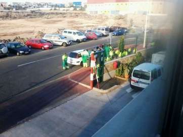 Los trabajadores a las puertas de las instalaciones de la compañia en El Goro, esta mañana (Foto TA)