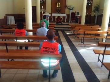 Taxistas en el templo de Ojos de Garza (Foto TA)