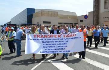 Protesta de los taxistas este miércoles en Gando (Foto TA)