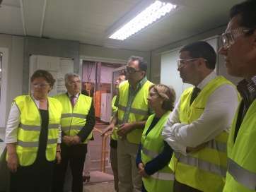 Luengo durante la visita a la fábrica situada en El Goro (Foto TA)