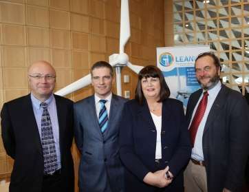 Máire Geoghegan-Quinn (c), comisaria europea, junto a Jimmy Murphy (i) y a Jan RÃ¸dseth, del equipo directivo de Leanwind (d) (Foto TA)