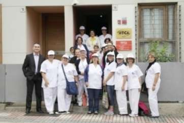 Un representante de Sitca junto a parte de la plantilla de Oligal 1968 (Foto TA)