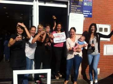 Las trabajadoras del negocio festejan el premio (Foto Gaumet Florido-C7)