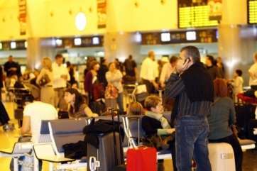 Pasajeros en la terminal de Gando (Foto Acfi Press)