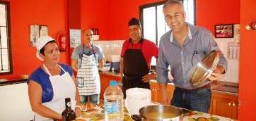 El concejal de Sanidad, Francisco López, abre el caldero con pescado a la naranja (Foto TA)