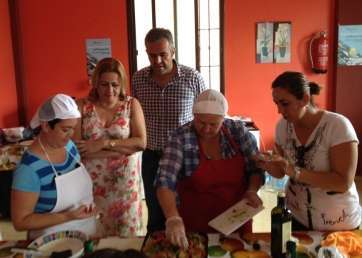 Castellano y López junto a vecinos de Telde durante el taller de este martes (Foto TA)