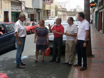Técnicos con representantes de la Asociación de San Gregorio durante la visita (Foto TA)