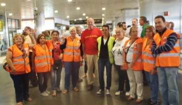 Trabajadores en huelga con Francisco Benítez, de Vecinos Unidos por Telde (Foto TA)