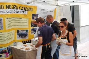 Un puesto ofrecía la degustación de cochino negro (Foto Francisco J. Santana)