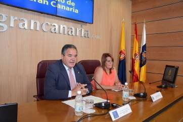 El consejero Francisco Santana (i) y María del Carmen Pérez Castellano (d), presidenta de la Asociación de Mercados Agrícolas, presentando los actos previstos (Foto Acfi Press)
