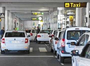 Taxis en el aeropuerto de Gran Canaria (Foto TA)
