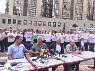 Taxistas este miércoles durante la rueda de prensa (Foto TA)