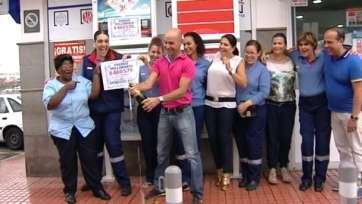 Propietarios y trabajadores de la estación celebran el premio (Foto TA)
