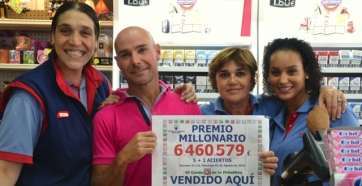 Los empleados de la Estación Cepsa de El Cubillo muestran el cartel del premio (Foto Daniel Ojeda)