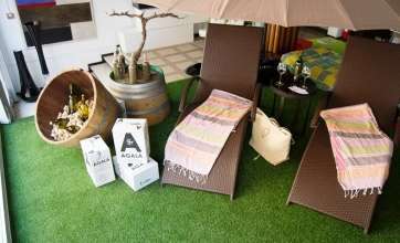 Escaparate dedicado al vino en Romelpe (Foto TA)